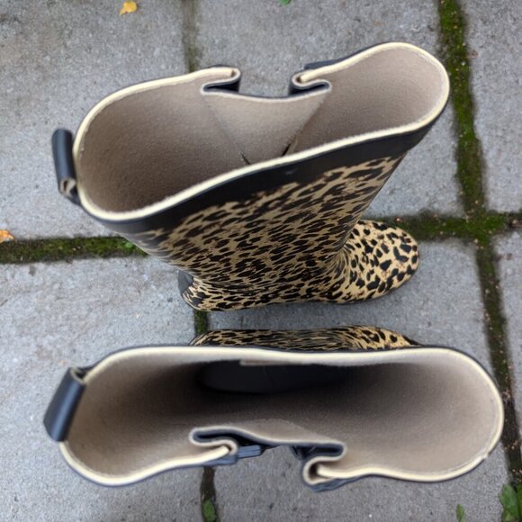 Quirky capellis leopard print rain boots with wedge heel. Size 6 - Picture 4 of 6